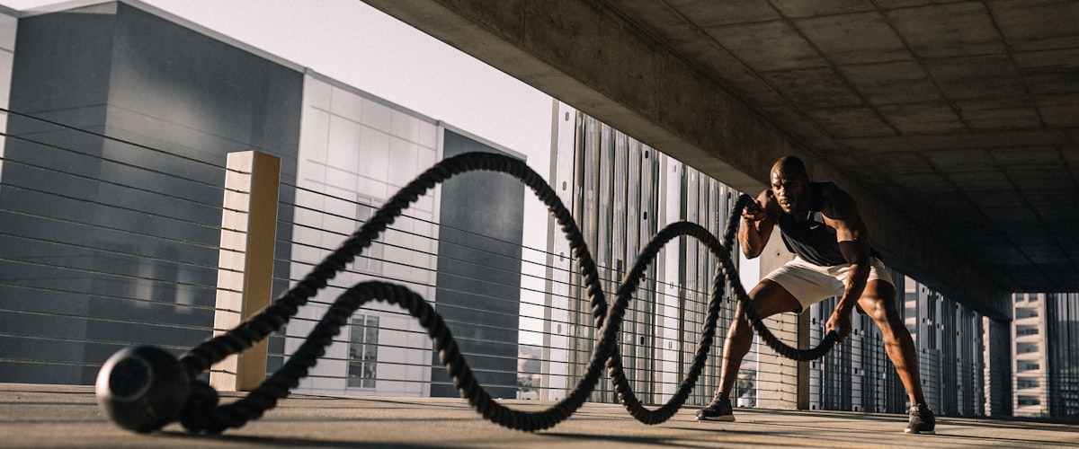 足球比赛赛后深度分析报道，球员与教练交谈